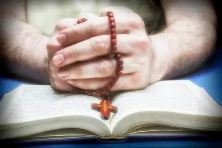 基督教信徒祷告上帝与念珠在手照片