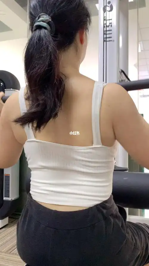 虎背熊腰就是显老,看看我们40多岁的美女姐姐,练了几次背都快成少女背