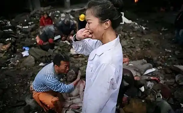 2008年汶川地震,广元市长马华在镜头前泣不成声,颤声哽咽