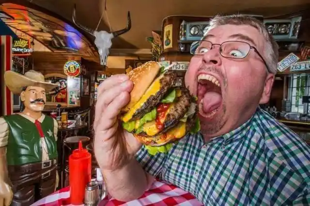 老外中国人喜欢吃汉堡却连正确的吃法都不知道这句话扎心了