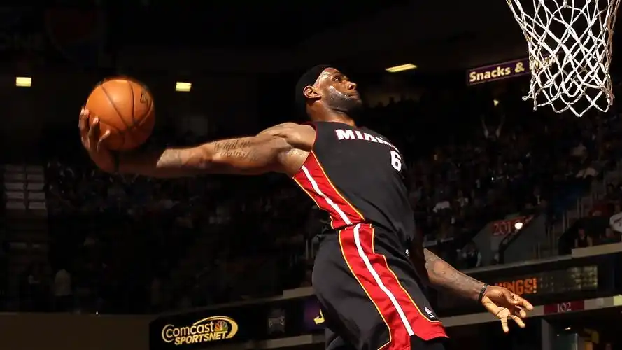 求一张詹姆斯的高清电脑壁纸,如图?