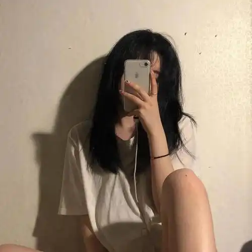 拿手机女头,自拍挡脸:与人间寥寥月色,长眠一场