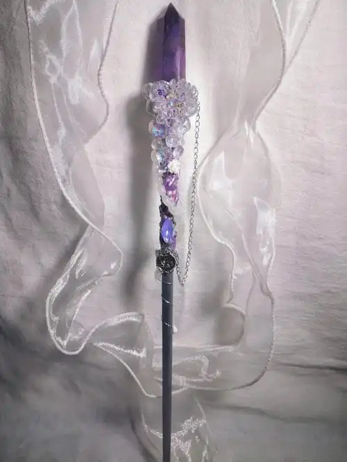 魔杖中有一个摩羯座的星座牌,杖柄环绕了一串白玉.