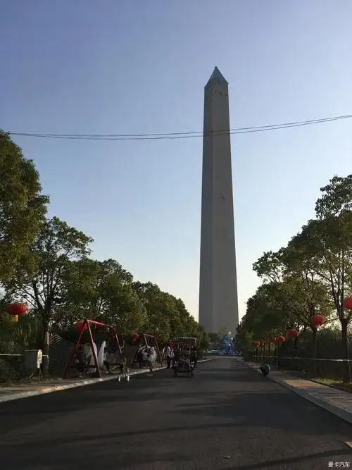 湖中心岛上的标志建筑——胜利塔!