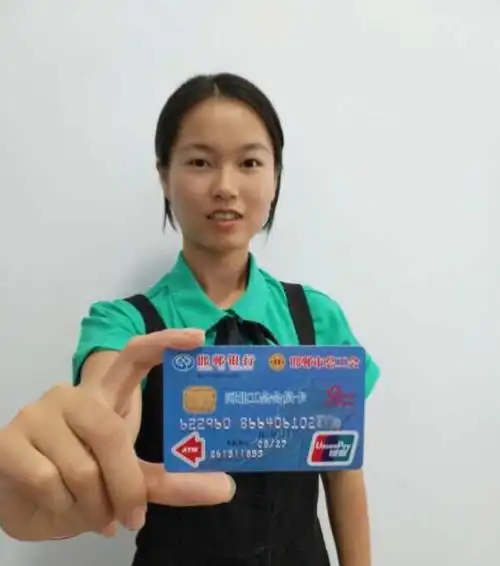 工会会员在邯郸银行曲周县支行"河北工会会员卡办理窗口"办理河北工会