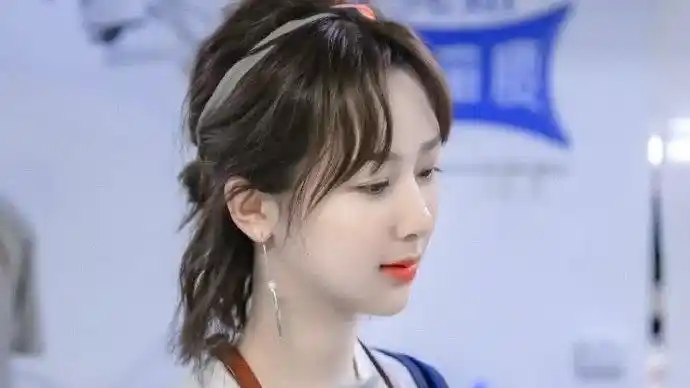 《中餐厅》杨紫发带造型火了,各种款式不重样,众人直呼美到了