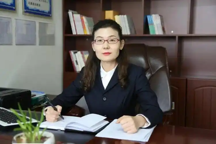 薛长琼简介宜川中学教育集团副校长徐兴国代表教育集团宣布聘任薛长琼