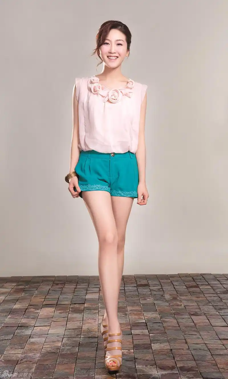 周毅轻淑女复古写真