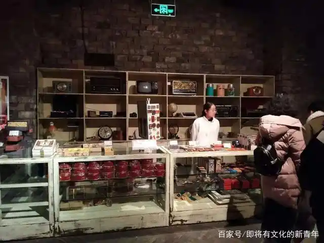 好多年没见玻璃柜台了,这破旧程度也是很用心了