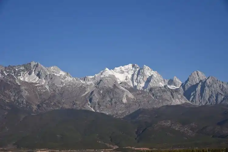 开往雪山的途中拍的玉龙雪山全景