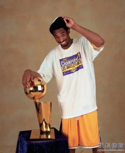 科比举冠军奖杯庆祝图:笑拥五冠 开心搂抱奥胖