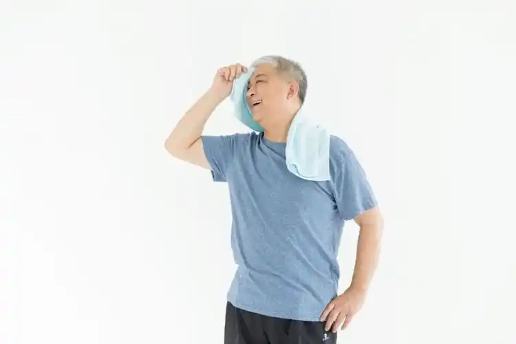 老人夏天出汗太多?谁能想到竟然是因为这个病!