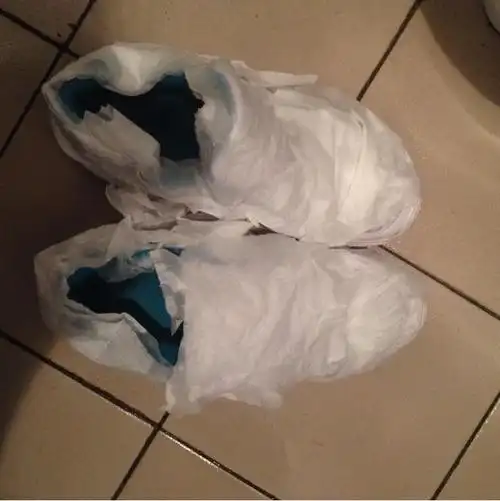 小白鞋刷完还在用纸巾包?会过日子的人早换新招了,省钱省事