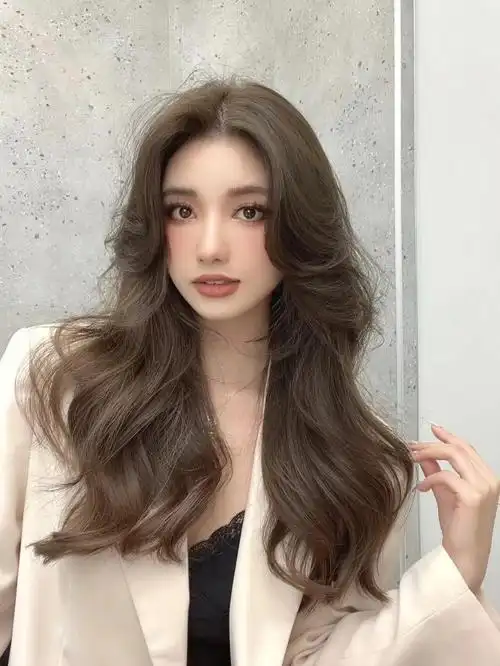 巨显白不用漂的雾冷棕发色好喜欢这个发色|||黄皮显白素颜也显白!