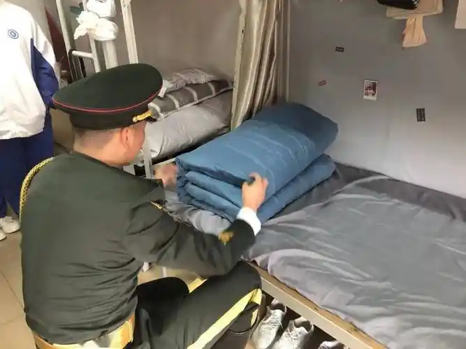 "旗志"仪仗队分别在我校班级宣讲,训练国旗护卫队,宿舍管理分享.