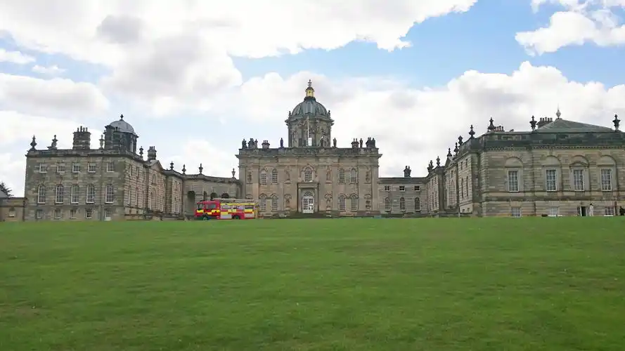 城堡建筑正面建筑呈"凹"字型,但游客必须经大楼西翼的小门方可入内