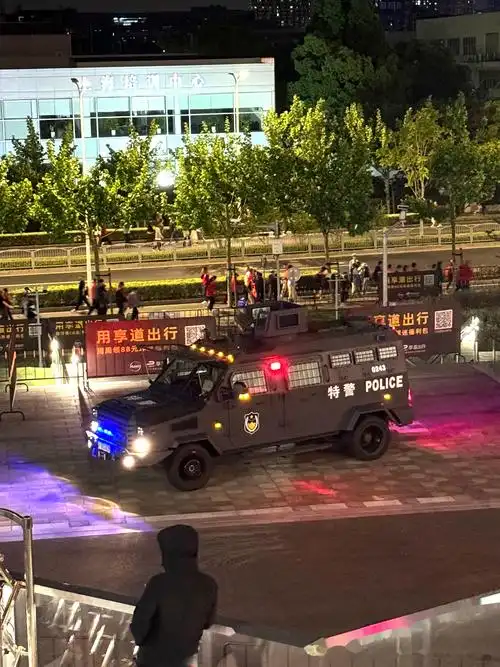 魔都这路虎发现的警车真帅