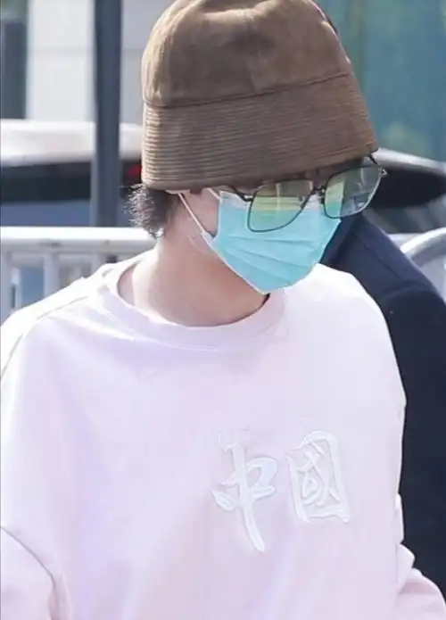 31岁华晨宇戴口罩敷面膜出街,脸小到口罩遮大半,网友:太精致