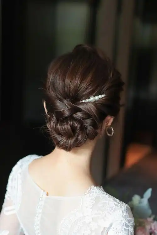 婚纱发型重点:低发髻配搭珍珠头饰