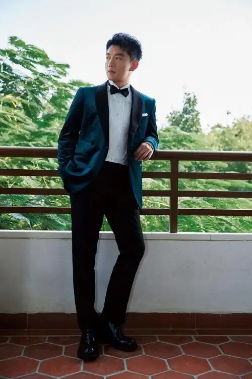 被网友戏称"造了什么孽,要走在一群170还要穿高跟鞋的女人中间",郑恺