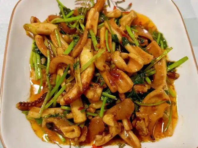 葱(洋葱更好,但是我家没有了),香菜11566鱿鱼洗干净去除内脏及黑