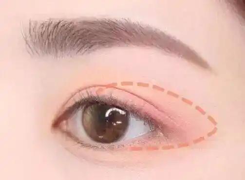 step2:眼尾的大三角区用粉色的眼影晕染出甜美的感觉.