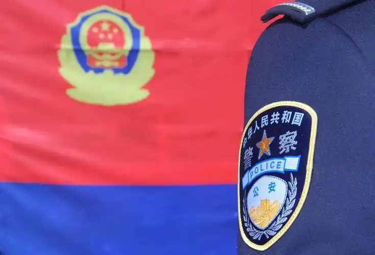 我和警旗合个影热血青春耀警徽警察节专辑