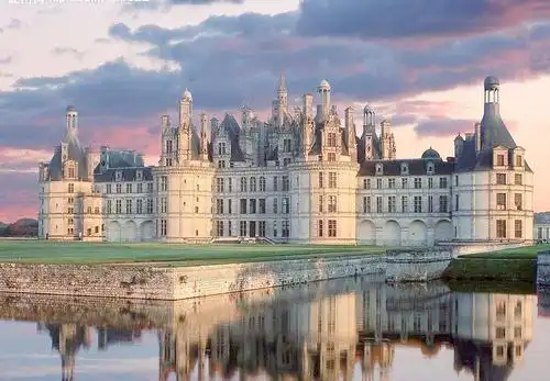 3,欧式建筑效果图三很多人都非常喜欢欧式建筑当中哥特式建筑,这或许