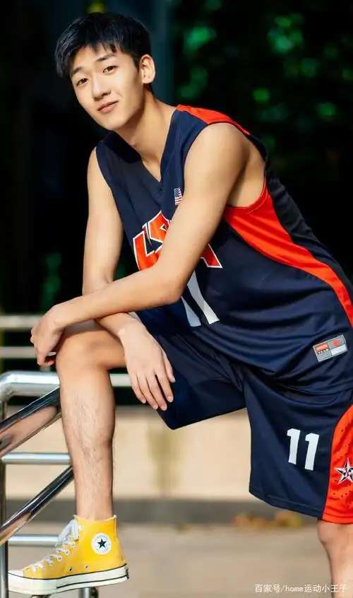 洋溢着青春味道的体育生来袭宛如邻家小哥哥阳光帅气