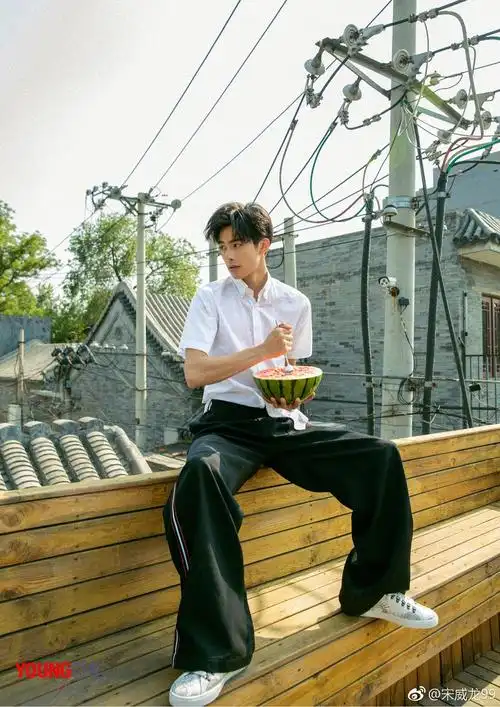 高个子男生宋威龙这样穿搭还蛮好的