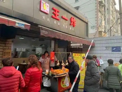 市场里东西丰富,一楼基本上摊位都摆满了,二楼卖蔬菜的摊位少了很多