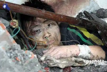 灾难塑造大写的人 废墟下没有白天黑夜(图)