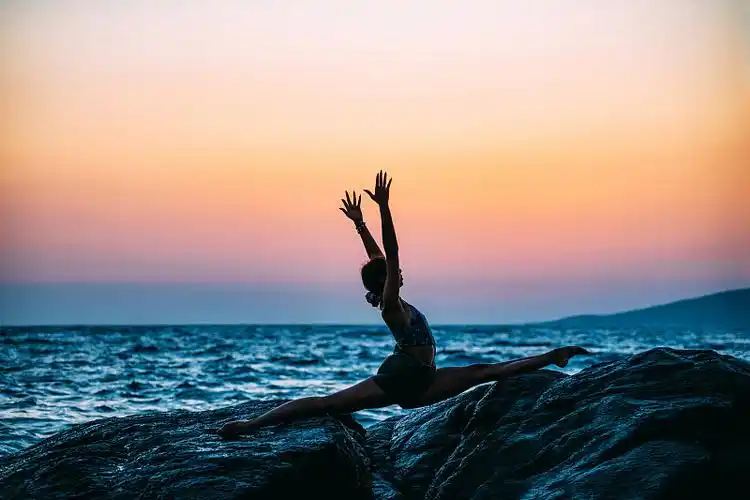 日落时分,在海滩上做瑜伽的女人的背影—正版高清下载,购买_视觉中国