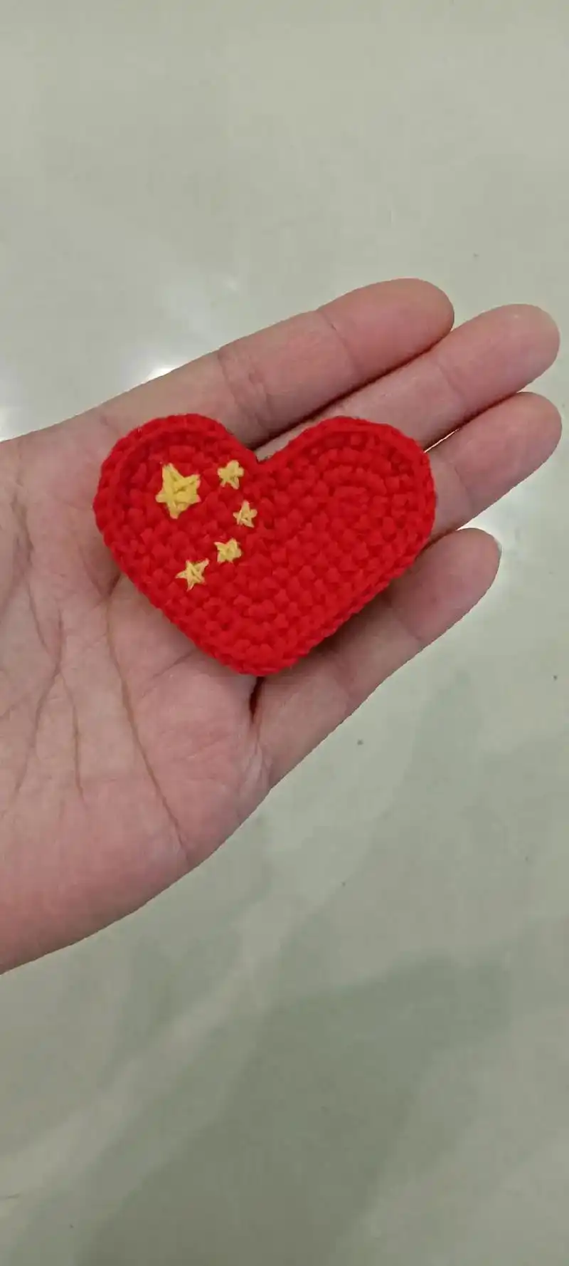 手工毛线编织 用行动表白祖国,做个爱心国旗胸针,送给大宝# - 抖音