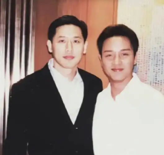 和往年一样,唐鹤德每次祭奠张国荣,都会晒出对方的照片,或是合照,或者