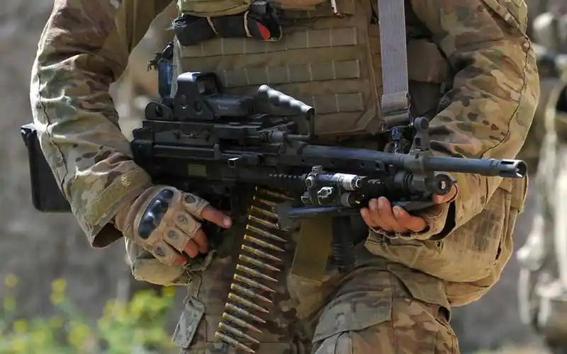 看起来像minimi 7.62,但应该是拆掉了枪管隔热罩的mk48 mod0