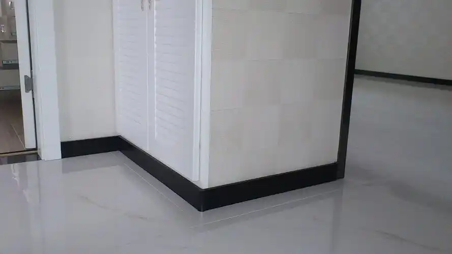 定做各种规格铝合金踢脚线铝合金踢脚线生产商