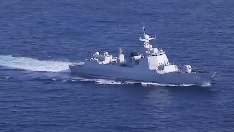 海军发052d银川舰战训视频:防空,反舰导弹连续发射火力全开!