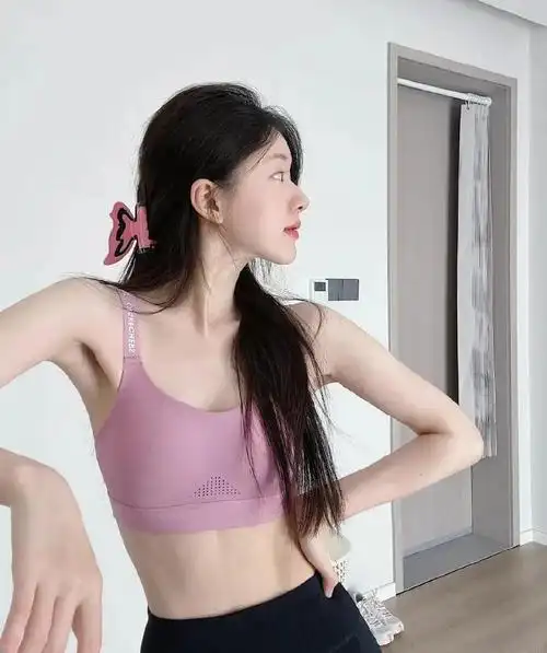 赵露思穿吊带背心秀马甲线,肤白如雪,甜美动人!_高清图集_新浪网