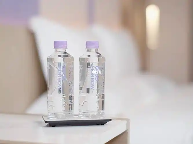 上新丨麗枫酒店与乐百氏联合定制天然矿泉水!