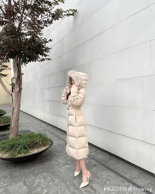 咖啡色修身长裙和米色长款羽绒服,时尚保暖又显瘦.