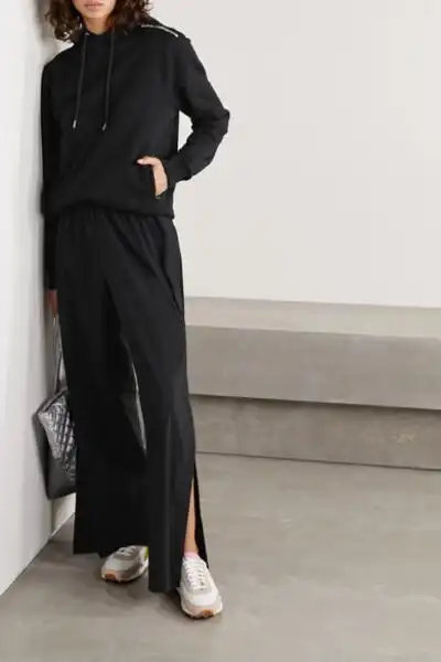 它采用法国产软壳面料打造,速干且防水,高腰版型则