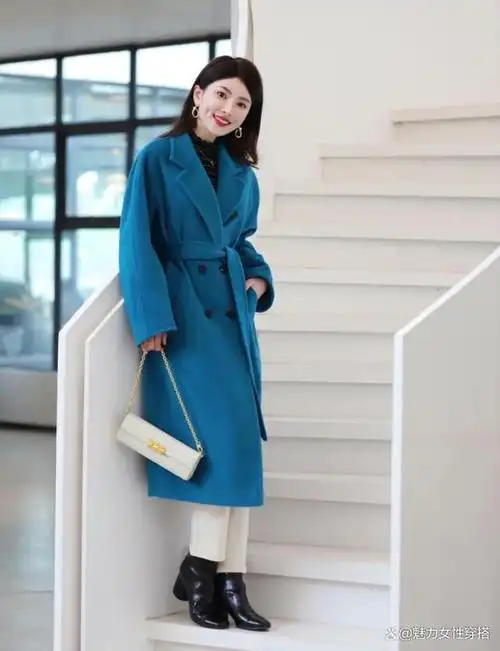 孔雀蓝羊毛大衣搭配白色牛仔裤,和谐又清爽