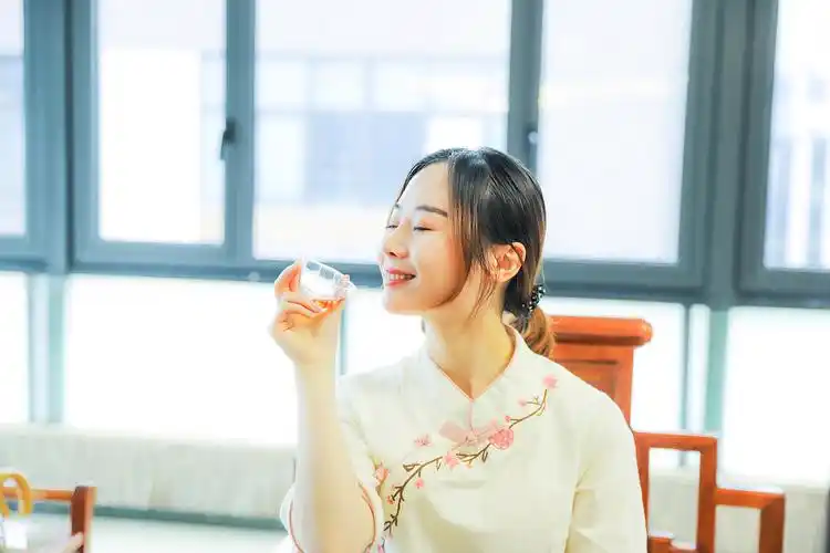 喝茶的古风美女