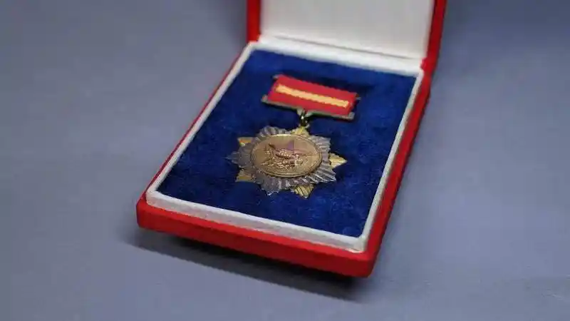 1955年周士第的中华人民共和国勋章证书历史由人组成.