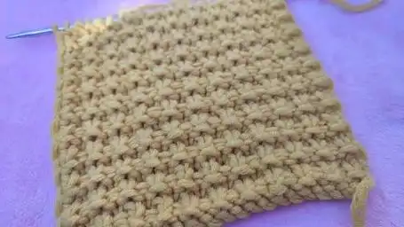 新手织围巾毛衣选什么针法,简单大方的玉米粒花针是个好选择