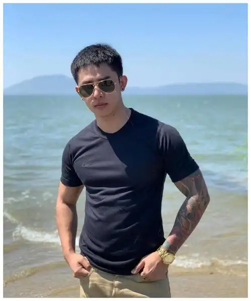 花臂纹身男真是有颜有肉有衣品,肌肉更是他的华服,男友力爆棚