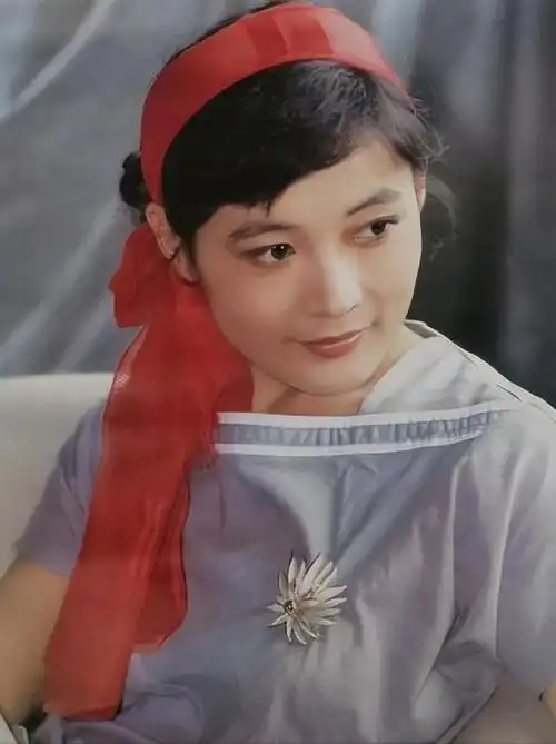 娜仁花是著名演员兼导演,制作人,曾和萨仁高娃,斯琴高娃并称为"三朵