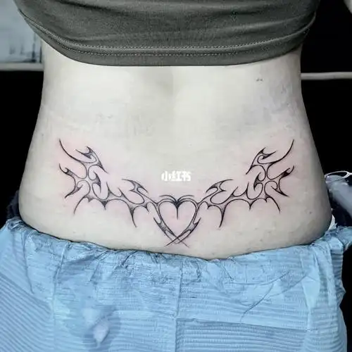 后腰爱心图腾纹身