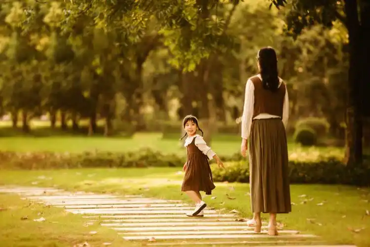 欢乐童颜的一组亲子的外景抓拍,让我想起了龙应台的《目送》我慢慢地